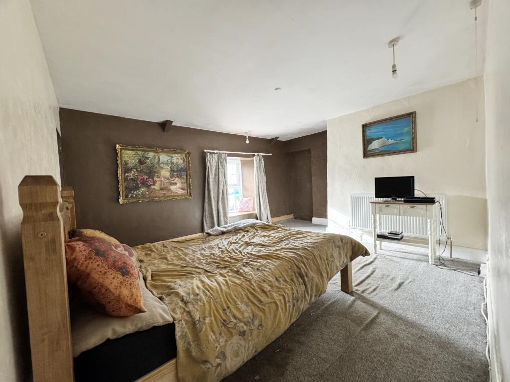 Lot: 35 - THREE-BEDROOM COTTAGE - Bedroom